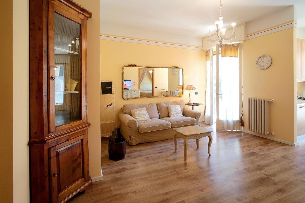 Appartamenti Piazza Umberto I Torri Del Benaco Exterior foto