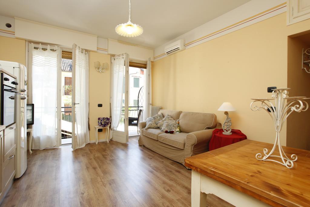 Appartamenti Piazza Umberto I Torri Del Benaco Habitación foto