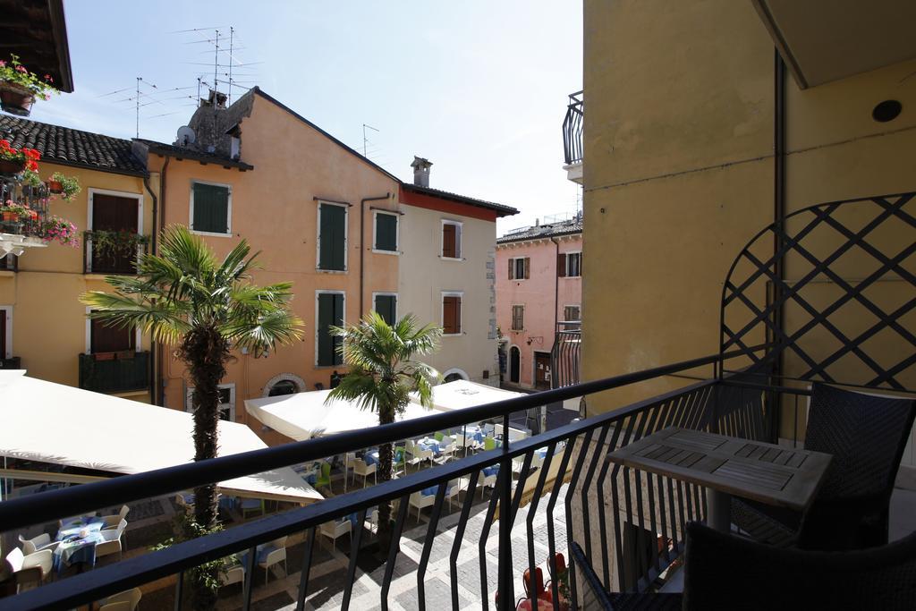 Appartamenti Piazza Umberto I Torri Del Benaco Habitación foto