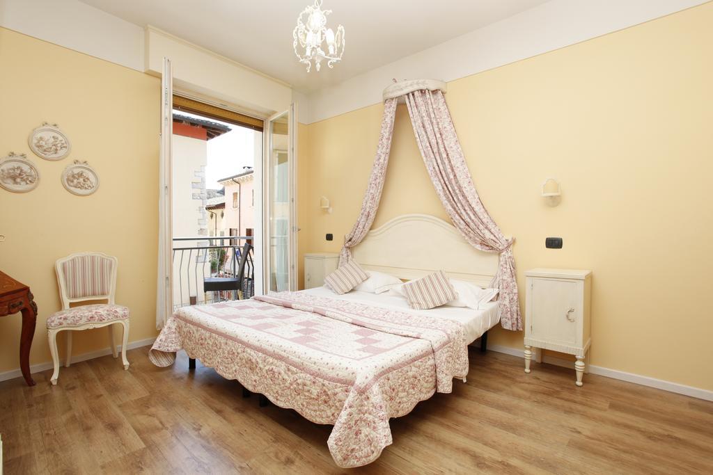 Appartamenti Piazza Umberto I Torri Del Benaco Habitación foto