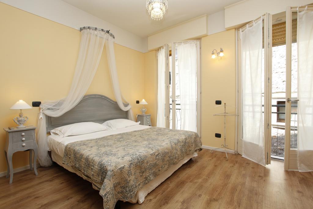 Appartamenti Piazza Umberto I Torri Del Benaco Habitación foto